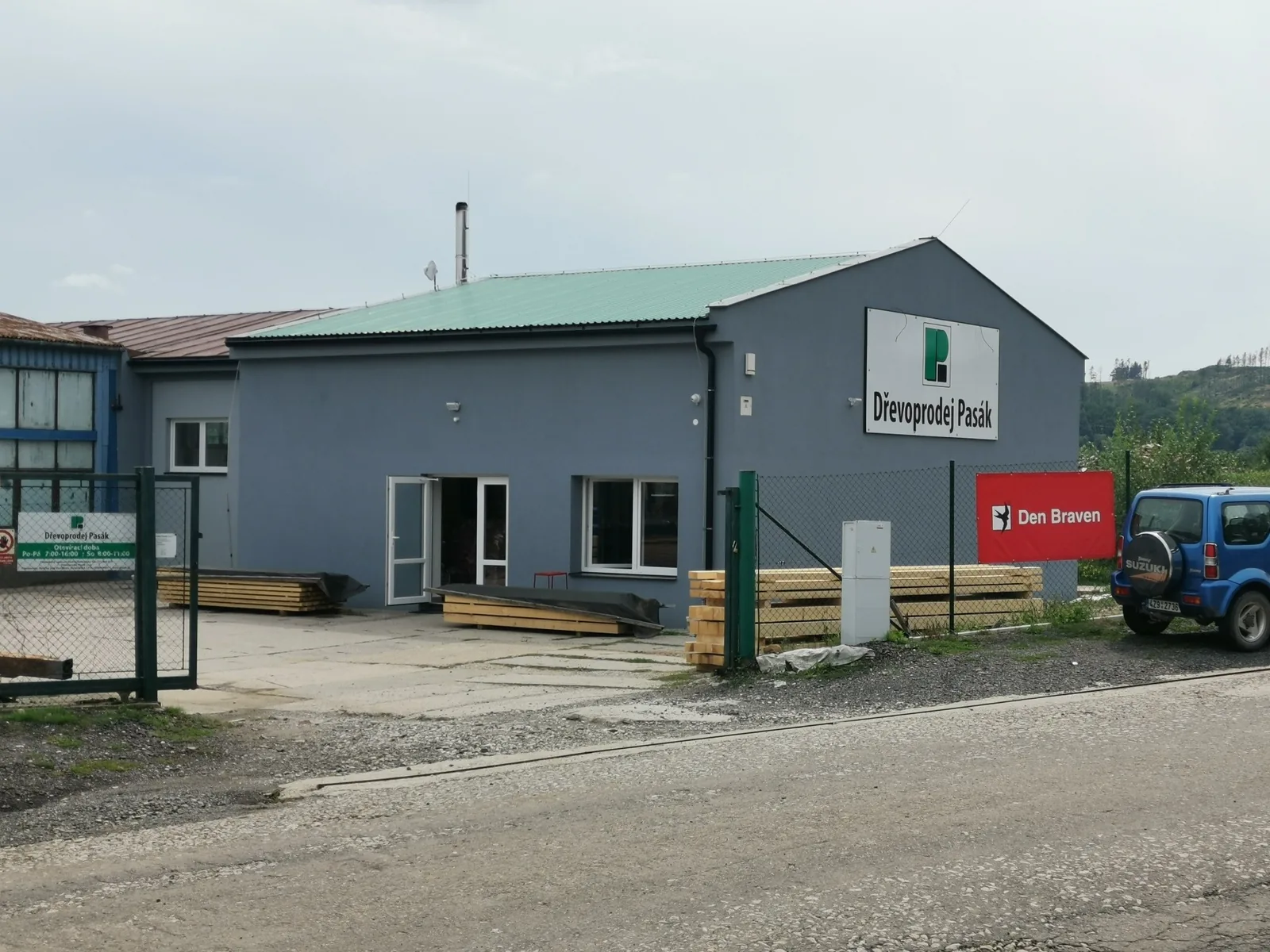 Dřevoprodej Pasák timber retail and production building