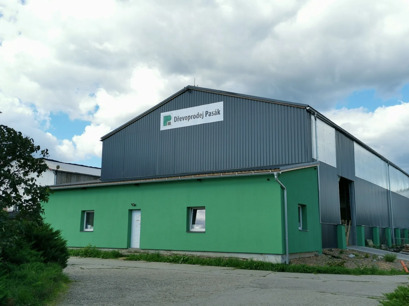 Pila Pasák timber warehouse and sales building